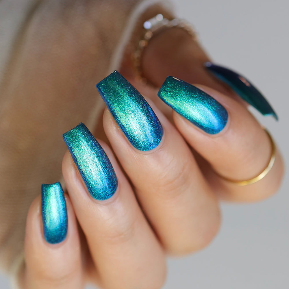 フルーリアキット ネイル Core Memory - A deep blue nail polish with a green to blue