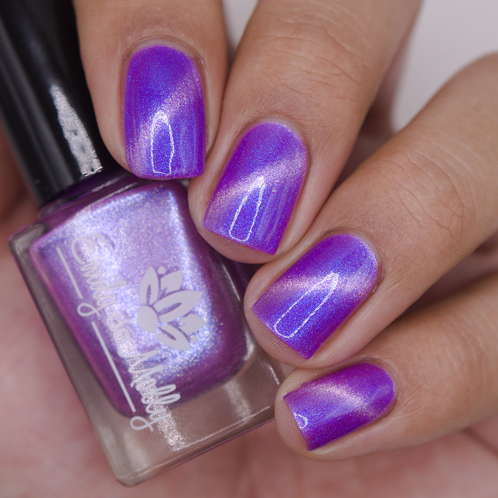 メディライト ネイリーモ Way Too Much - A purple and silver magnetic nail polish – EmilydeMolly