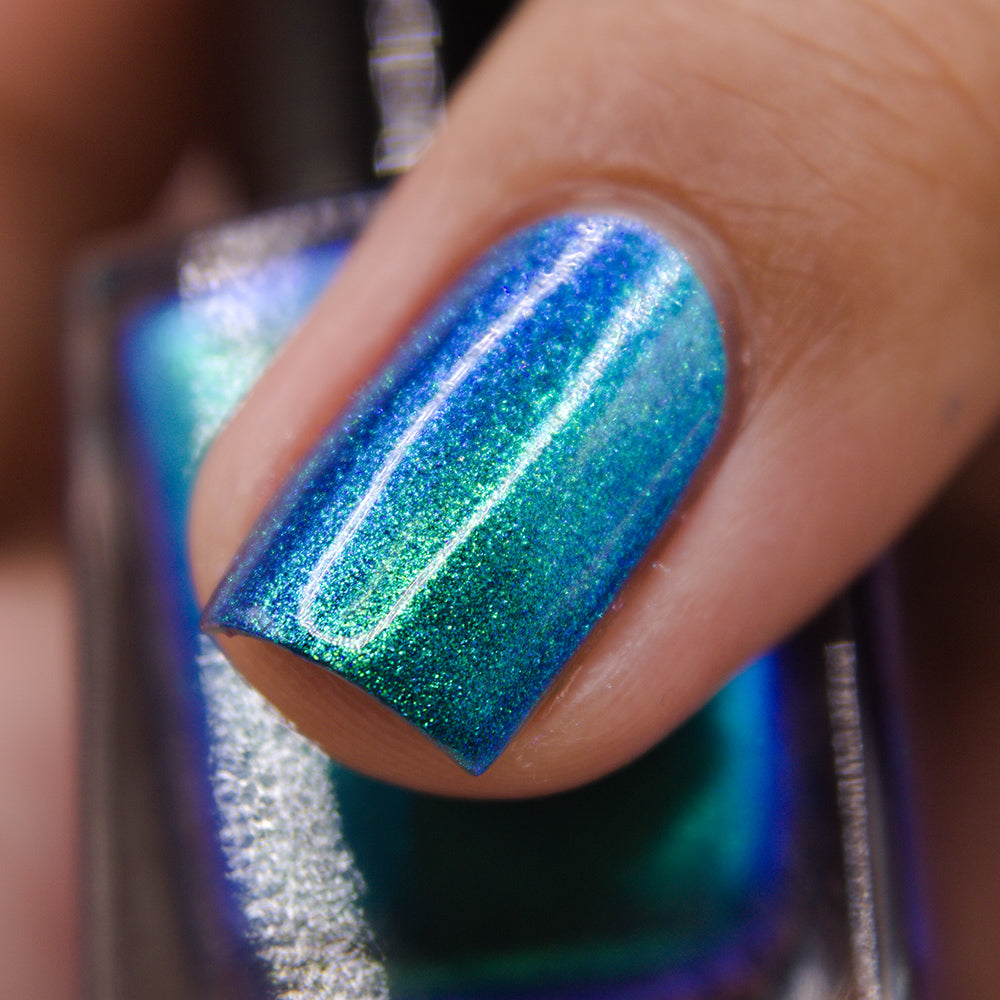 フルーリアキット ネイル Core Memory - A deep blue nail polish with a green to blue