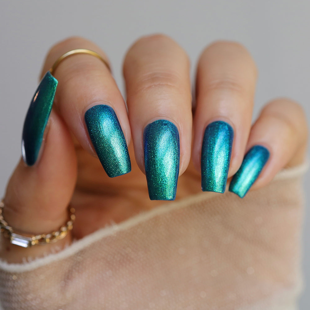 フルーリアキット ネイル Core Memory - A deep blue nail polish with a green to blue