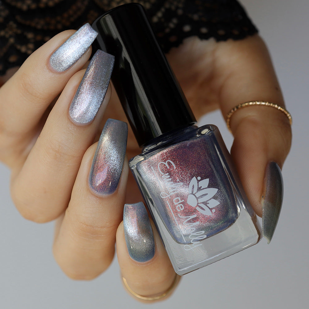 Soft Touch - An ultramarine blue nail polish with magnetic effect