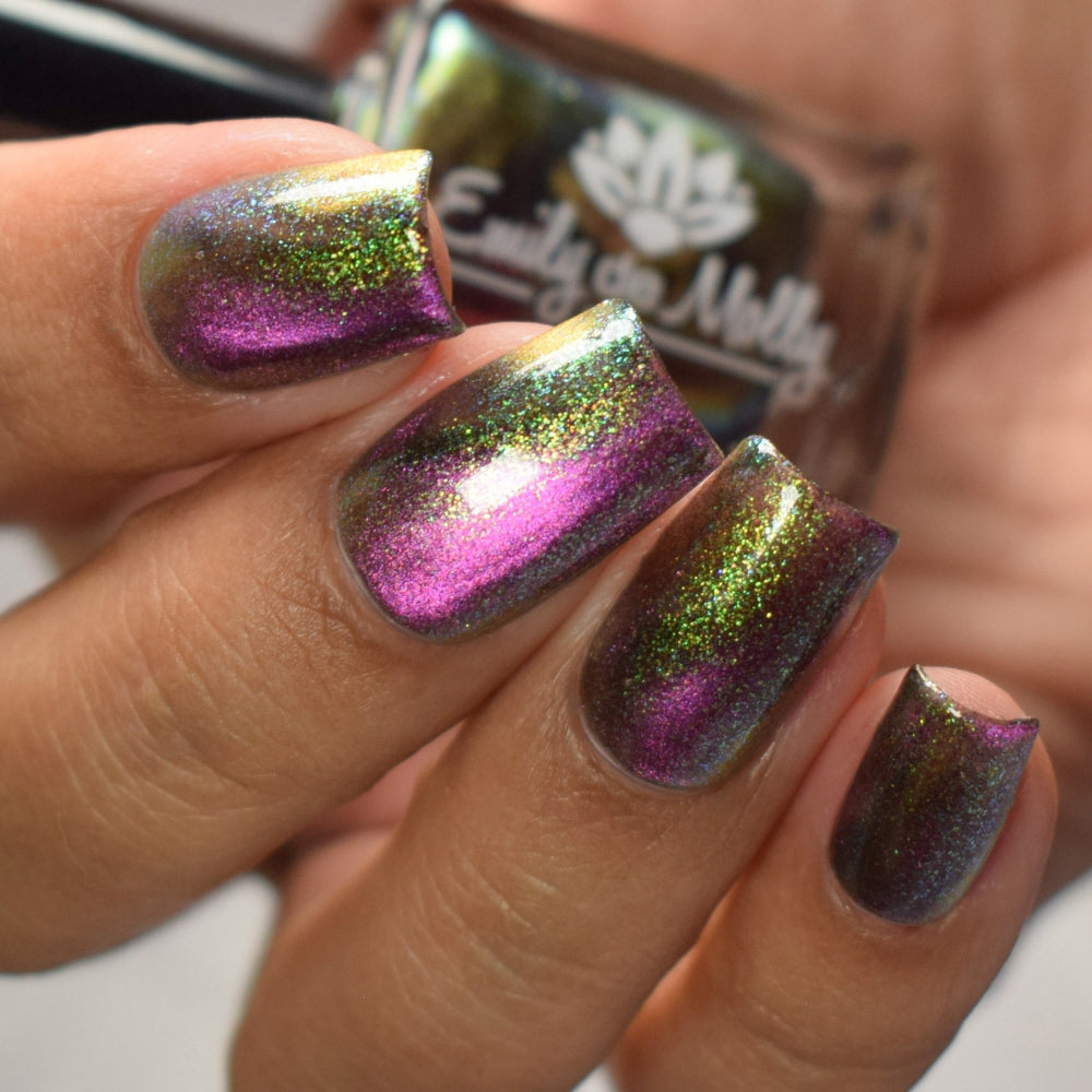 メディライト ネイリーモ Breath Of Life - A black shimmer nail polish with magnetic effect