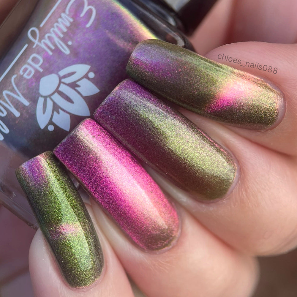 Bend The Rules - A green and pink multichrome shifting magnetic
